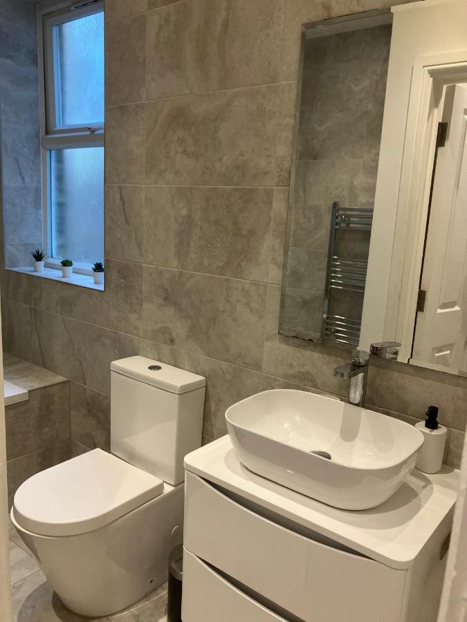 Spectacular 2 Bed Apartment With Lovely Terrace - 1 The Southwell لندن المظهر الخارجي الصورة